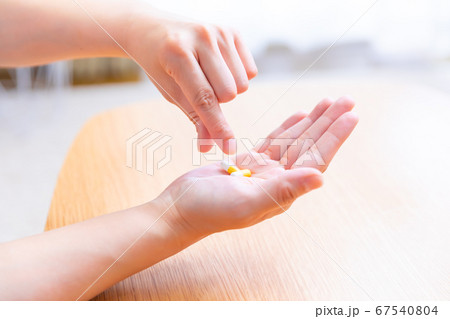 薬　手元　カプセル 67540804