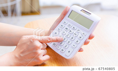 計算する女性　手元　16:9 67540805