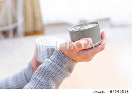 缶詰を確認する女性の手元　 67540813