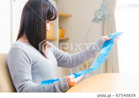 保冷剤　女性　コピースペース 67540839