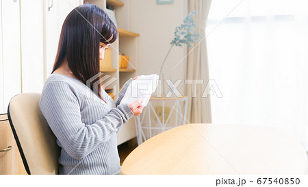 ガーゼ 女性 コピースペース 16:9 ガーゼ 女性 コピースペース 16:9 67540850