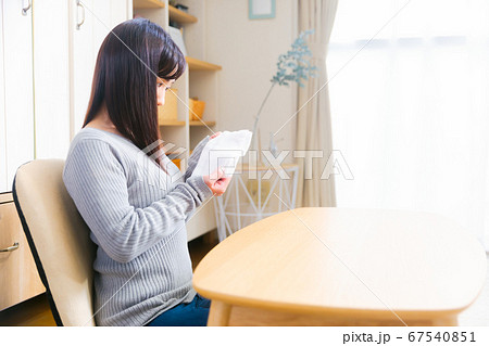 ガーゼ　女性　コピースペース 67540851