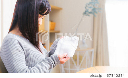 ガーゼ 女性 コピースペース 16:9 ガーゼ 女性 コピースペース 16:9 67540854