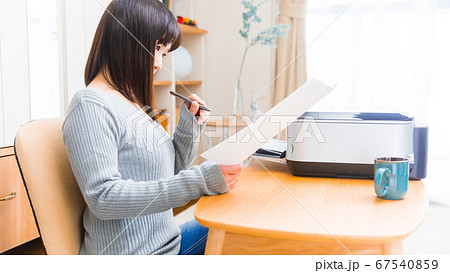 書類を確認する女性 様々な書類 テレワーク 申請 証明 申込 請求 願書 履歴書など 16:9 書類を確認する女性 様々な書類 テレワーク 申請 証明 申込 請求 願書 履歴書など 16:9 67540859