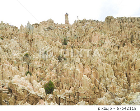 ＜ボリビア・ラパス＞月の谷（Valle de la Luna) 67542118
