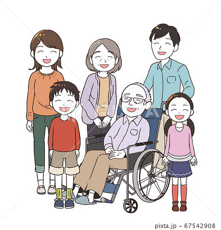笑顔の高齢男性と家族みんな 67542908