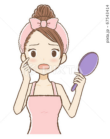 手鏡をもって困った表情のルームウエア女子2 上半身 67543414
