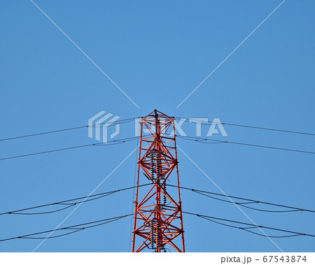 青空バックにそびえる送電線の鉄塔 67543874