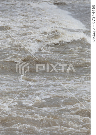 ゲリラ豪雨の後に茶色く濁った川 67544469