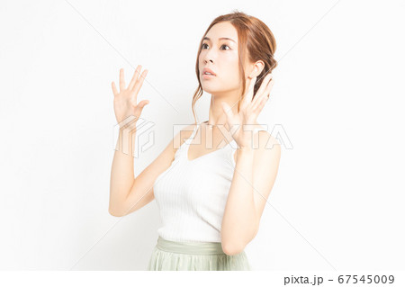 驚いたジェスチャーをする若い女性 驚いたジェスチャーをする若い女性 67545009