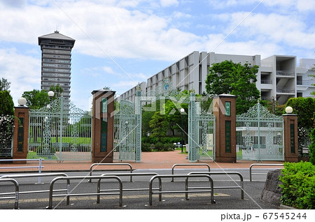 横浜市戸塚区 俣野公園からの横浜薬科大学正門の写真素材