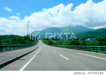北海道の自然あふれる街道 67545348