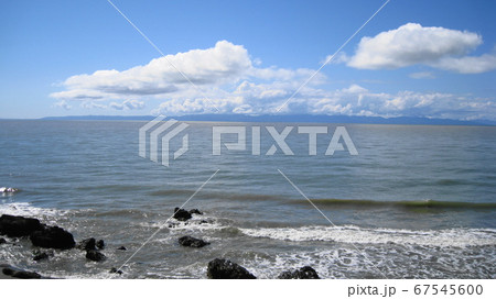 海岸から見える佐渡ヶ島 67545600