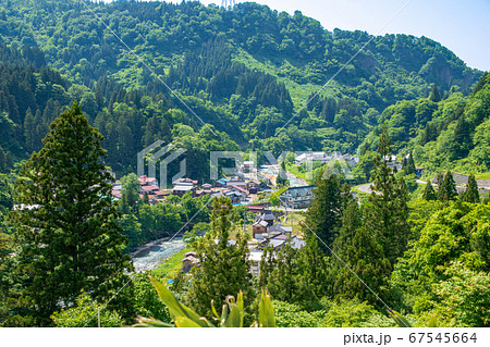 清津峡入口付近の山間の集落　景色　新緑のころ　新潟県十日町市　 67545664