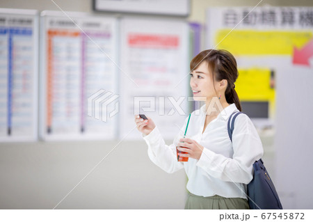 通勤する女性 通勤する女性 67545872