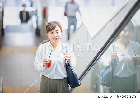 通勤する女性 通勤する女性 67545878