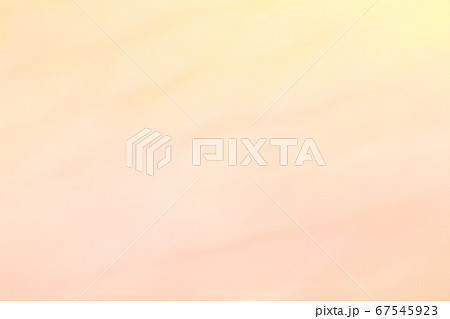 抽象的背景素材　黄色・赤色系　ゆるやかな流れ 67545923