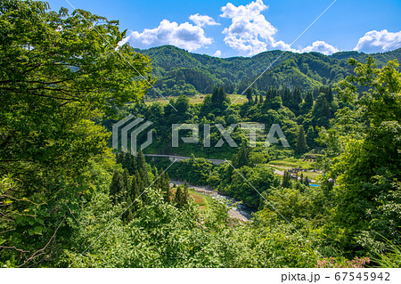 清津川　清津峡入口付近の景色　景色　新緑のころ　新潟県十日町市　 67545942