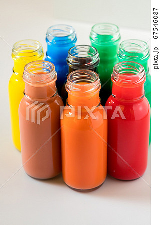透明なガラス瓶に入れたカラフルな色水の写真素材