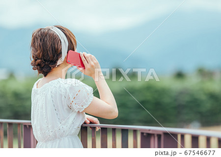 自然の中にいる女性 67546677