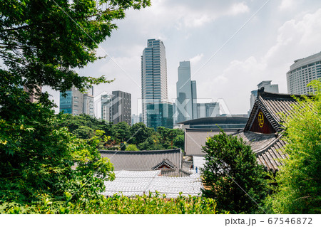 Bongeunsa temple and skyscrapers in Seoul, Korea Bongeunsa temple and skyscrapers in Seoul, Korea 67546872