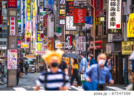 日本の東京都市景観　新宿・歌舞伎町(一番街・劇場通り）などを望む 67547306