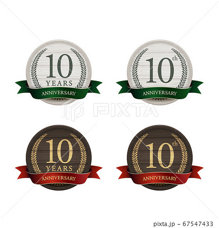 10周年を記念した、白と黒の丸い木製樽型バッジのセット 67547433