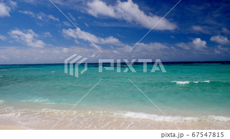 久米島のはての浜の海 67547815