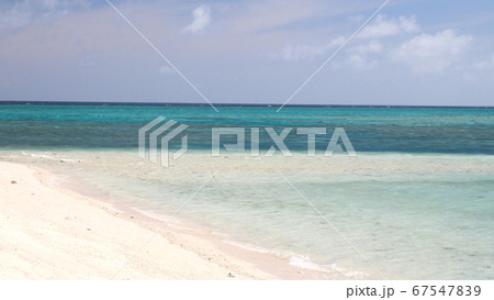 久米島のはての浜の海 67547839