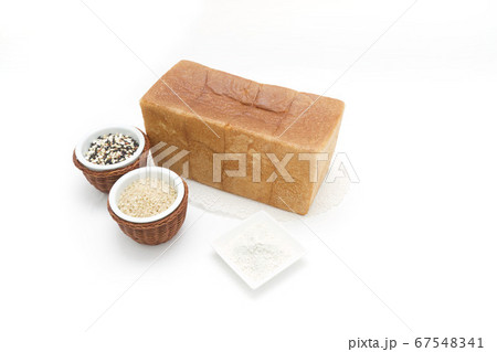 1ローフの食パンを囲む玄米と雑穀米とそば粉 1ローフの食パンを囲む玄米と雑穀米とそば粉 67548341