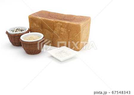 1ローフの食パンを囲む玄米と雑穀米とそば粉 67548343