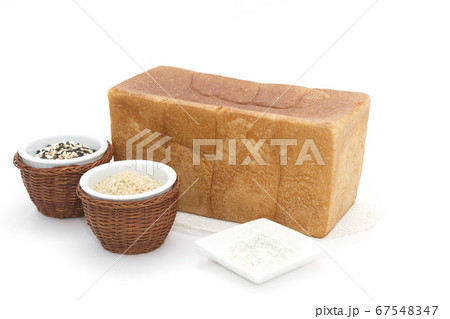1ローフの食パンを囲む玄米と雑穀米とそば粉 67548347