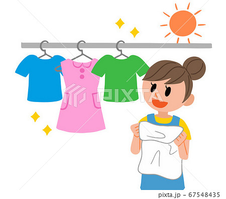 晴れの日に洗濯物を干す女性 主婦のイラスト素材