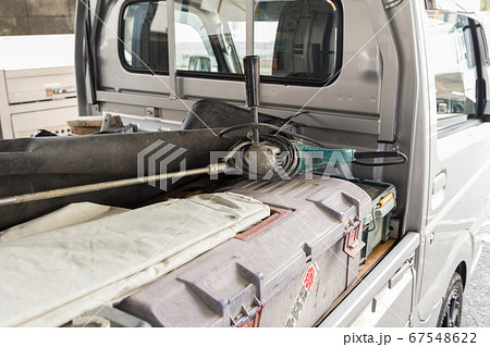 現場道具を積んだ軽トラックの荷台 67548622