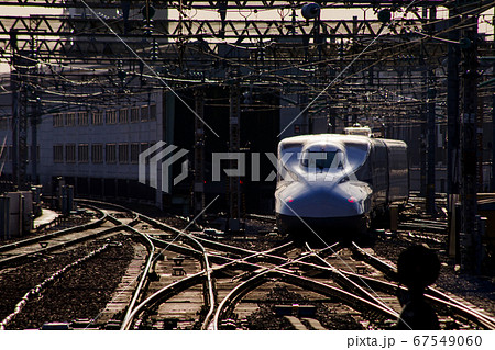 鉄道 新大阪駅を出る新幹線N700系 鉄道 新大阪駅を出る新幹線N700系 67549060