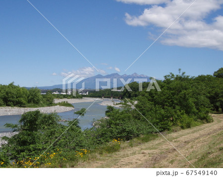 山を望む信玄堤 67549140