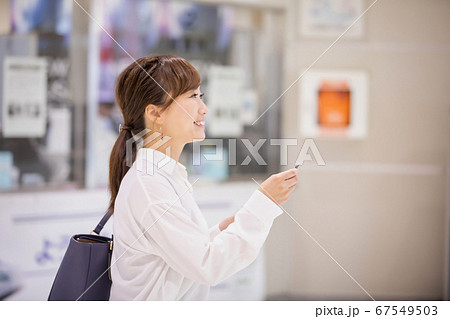 通勤する女性 通勤する女性 67549503