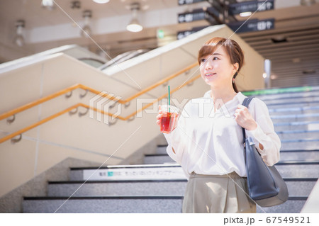 通勤する女性 通勤する女性 67549521