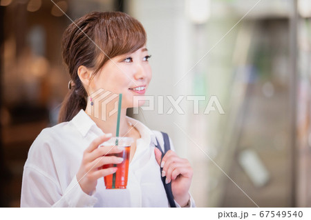カフェで飲み物を買う女性 67549540