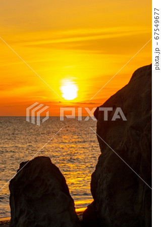 益浦海岸の奇岩に沈む夕日 67549677