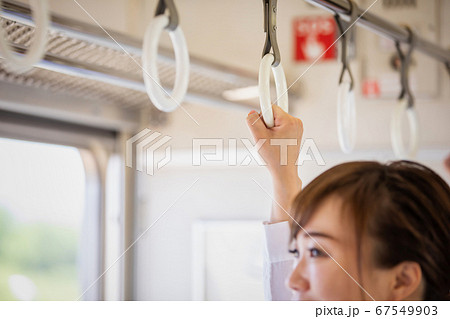 電車に乗っているビジネスウーマン 67549903