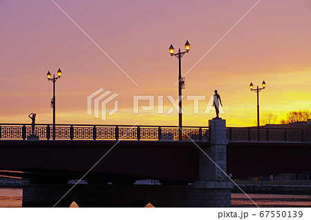 幣舞橋に朝日が差し込む 67550139