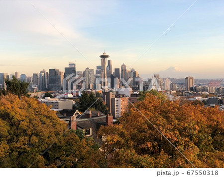 夕暮れ時のシアトルの街並み 夕暮れ時のシアトルの街並み 67550318