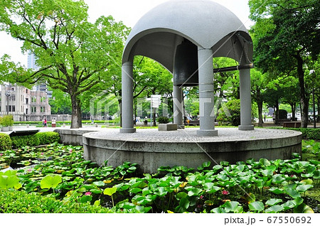 広島平和記念公園 平和の鐘と蓮池の写真素材