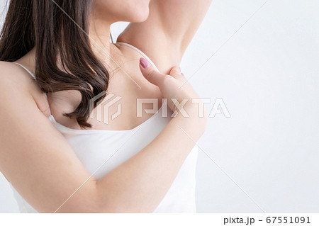 女性の脇 女性の脇 67551091