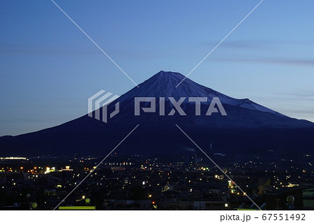 夜明けの富士 67551492