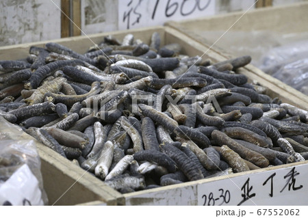 香港・徳輔道西の乾物店で売られ干しナマコ。日本産は特に高価だが、これは安物 67552062