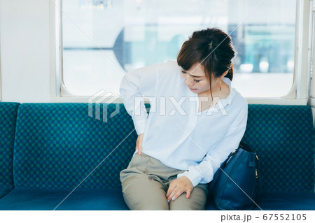 電車に乗る女性 電車に乗る女性 67552105