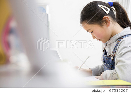子供部屋で真剣に勉強をする小学生女の子 子供部屋で真剣に勉強をする小学生女の子 67552207