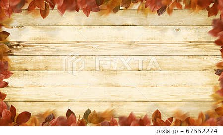 木目のテクスチャと紅葉の背景 木目のテクスチャと紅葉の背景 67552274